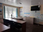 Мультимедійна зона в класі автошколи «Антарес» (Шостка) з телевізором для перегляду навчальних відео та великою кількістю стендів із дорожніми знаками.