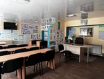 Навчальний клас автошколи Антарес у Шостці за адресою вул. Миру, 10а: ряди учнівських парт, маркерна дошка та плакати з ПДР